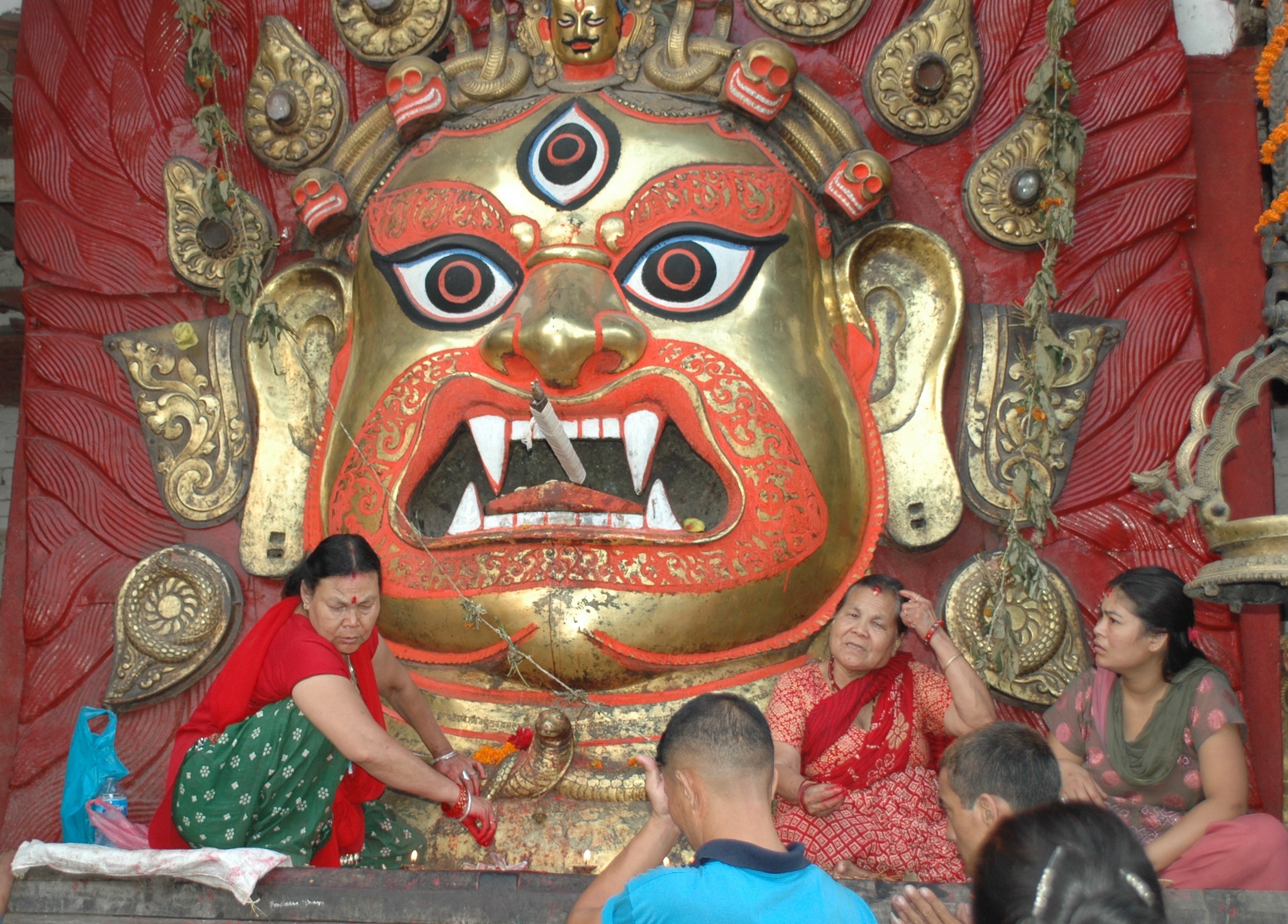 nepal-zum-kennen-lernen-tour-goetterstatue