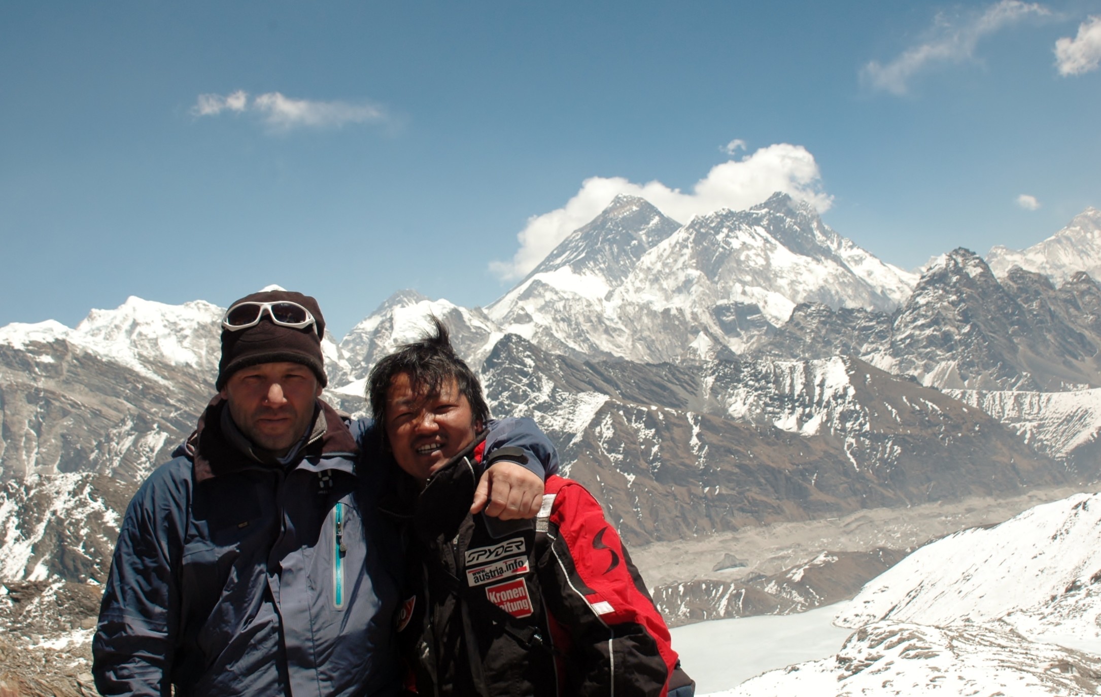 trekking-guide-und-tourist-am-gipfel-in-nepal