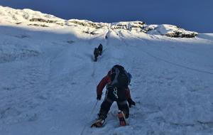 am-seil-laufend-island-peak-eiswand-besteigung