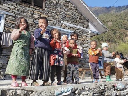 kinder-in-einem-nepalesischen-himalayadorf