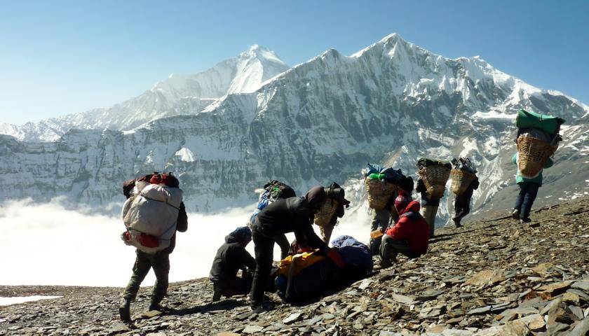 dhampus-peak-besteigung-traeger-unterwegs