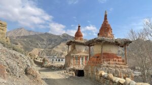 buddhistische-choerten-unterwegs-mustang-trekking