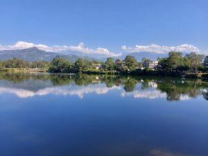 fewa-lake-pokhara-bergsicht-spiegelung-wasser