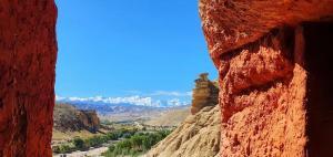mustang-trek-nepal-rote-felsen-dragmar
