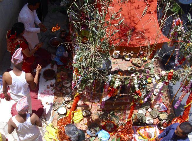 Ein junge wird in nepal zu mann und bekommt die heilige schnur