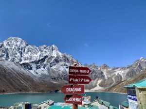 gokyo-lake-mit-bergen-türkis