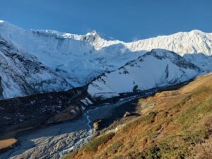 bergpanorama-auf-annapurna-circuit-im-sonnenschein