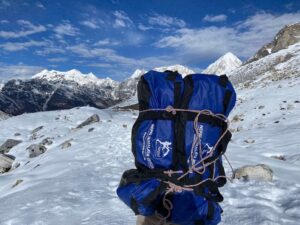 porter-everest-region-nepal-gokyo-ri-trek
