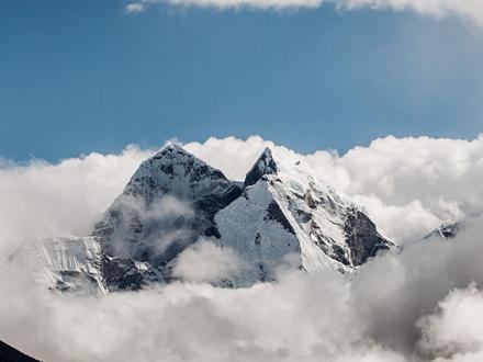 trekking-sallary-zum-everest-basis-lager-ama-dablam-in-wolken