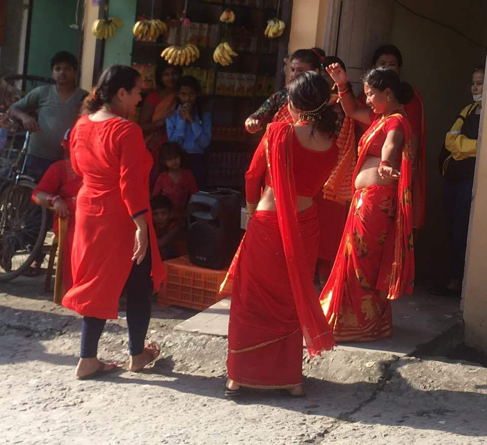 tanzende-frauen-teej-festival-nepal
