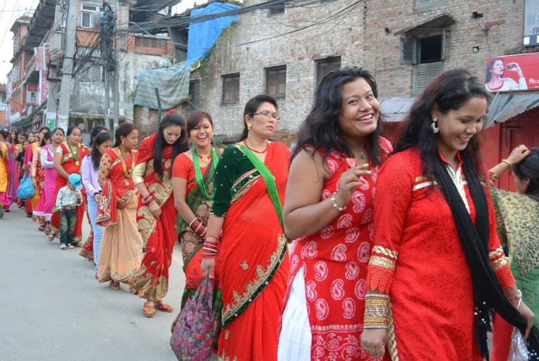 teej-festival-nepal-frauen-im-roten-sari