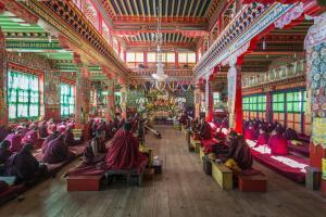 moenche-im-buddhistischen-himalaya-kloster