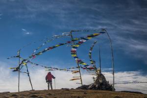 stuppa-und-gebetsfahnen-pikey-peak-trek