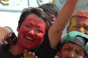 holi-nepal-farben-im-gesicht-bunte-menschen