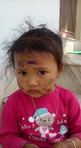 kleines-nepalesisches-maedchen-zu-holi