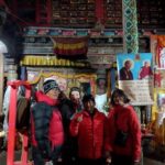 touristen-in-nepal-monastery