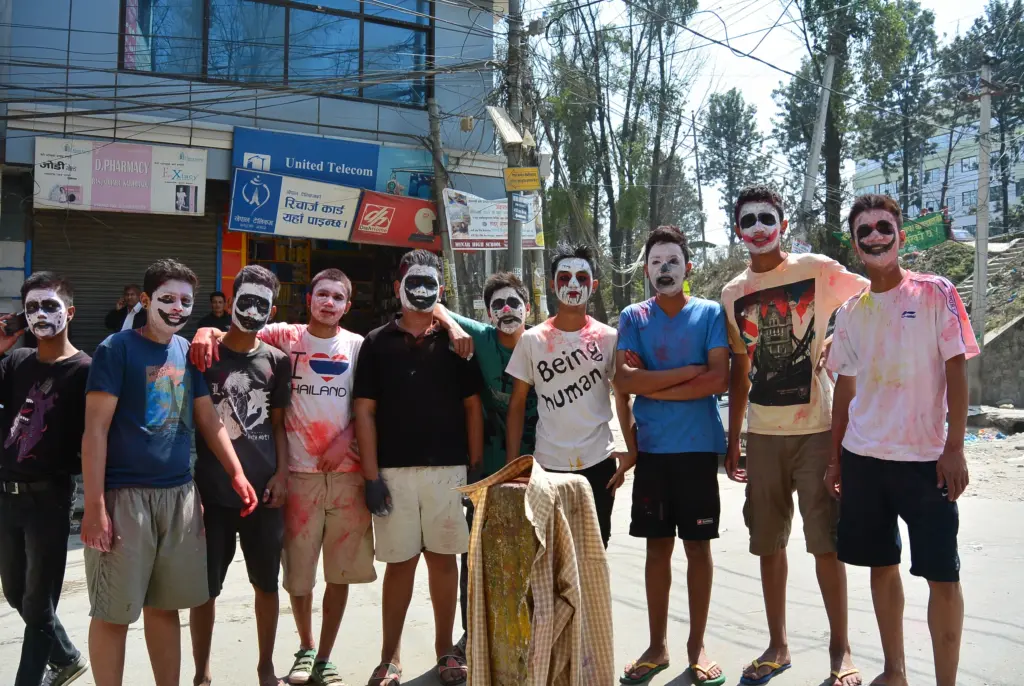 holi-nepal-geisster-gesichter