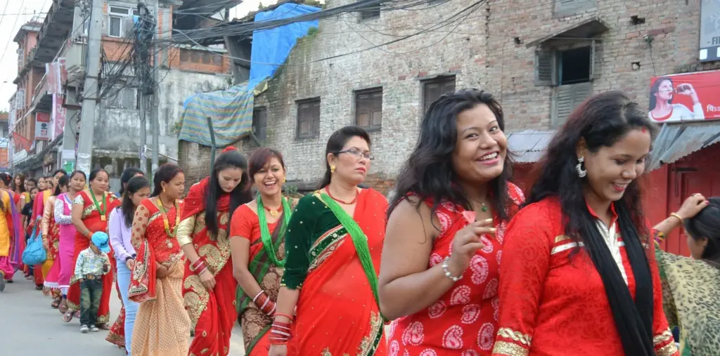 teej-frauenfestival-nepal-rote-saris