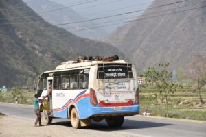 bus-in-nepal-mit-tieren-auf-dem-dach