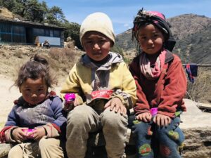 kleine-kinder-im-himalaya-manaslu-region