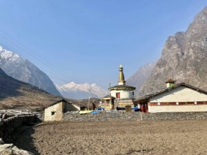 tsum-valley-berge-buddhistische-choerte