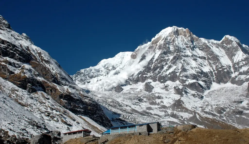 annapurna-am-base-camp-teehouse-lodgen-und-massiv