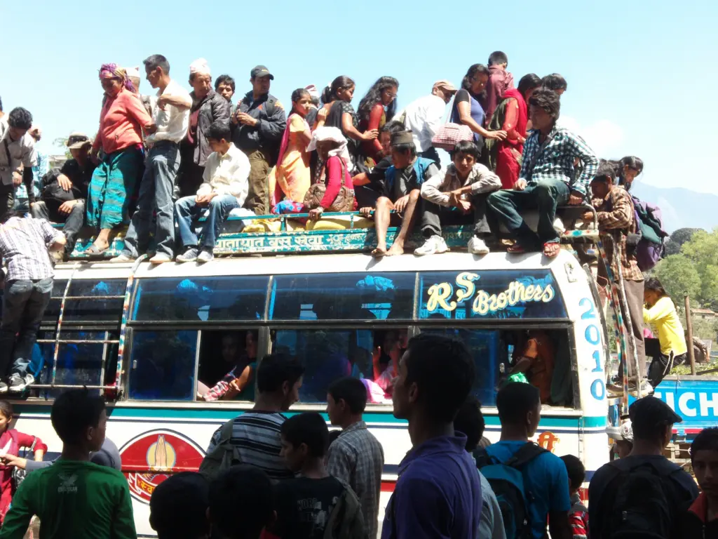 beladener-lokaler-bus-nepal-menschen-auf-dach