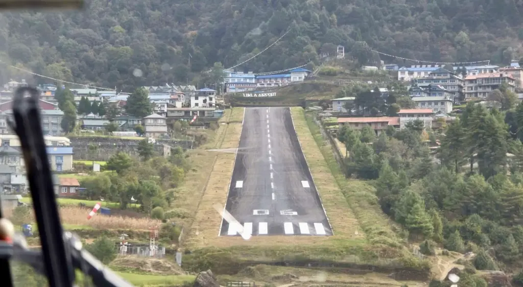 lukla-flughafen-start-und-landepiste-von-oben