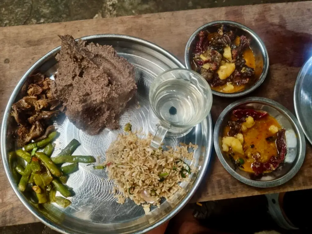 nepalesisches.essen-beim-trekking-dhido-gerste-brei