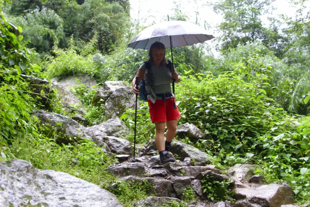 beste-reiseweit-nepal-septener-annapurna-runde-mit-schirm-bei-regen