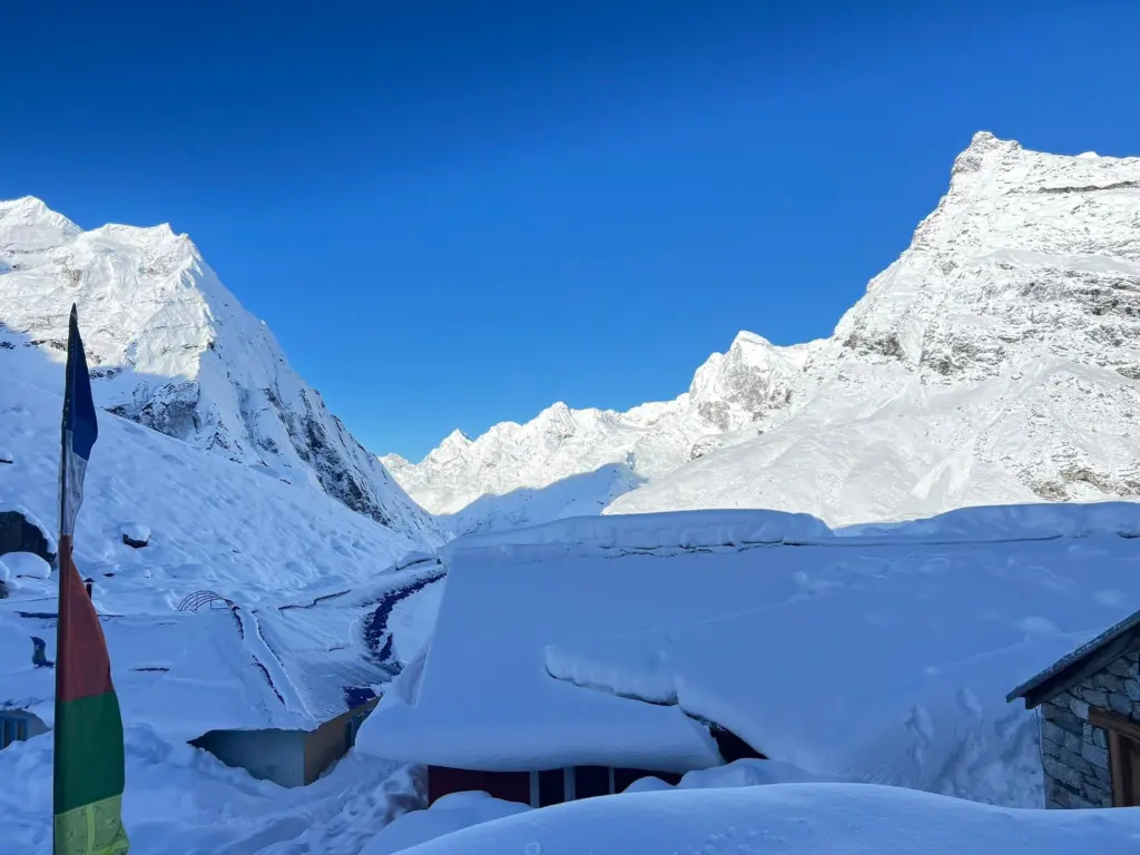 eingeschneite-lodgen-khare-mera-peak-base-camp