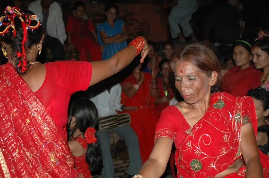 teer-festival-nepal-frauen-tanzen-kathmandu-in-roten-saris