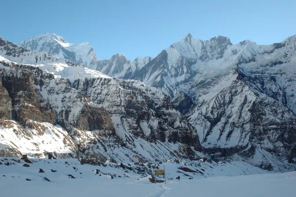 lodge-annapurna-base-camp-dezember-mit-schnee-blick-auf-himalaya-berge